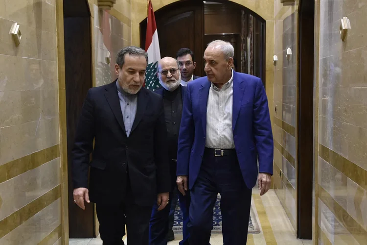 O Ministro das Relações Exteriores do Irã, Abbas Araghchi (L), e o Presidente do Parlamento do Líbano, Nabih Berri, partem juntos após sua reunião em Beirute em 4 de outubro de 2024. Araghchi jurou apoio aos "amigos" de Teerã no Líbano, em sua primeira visita a Beirute desde os combates entre Israel e Militantes do Hezbollah apoiados pelo Irã intensificaram-se no mês passado.