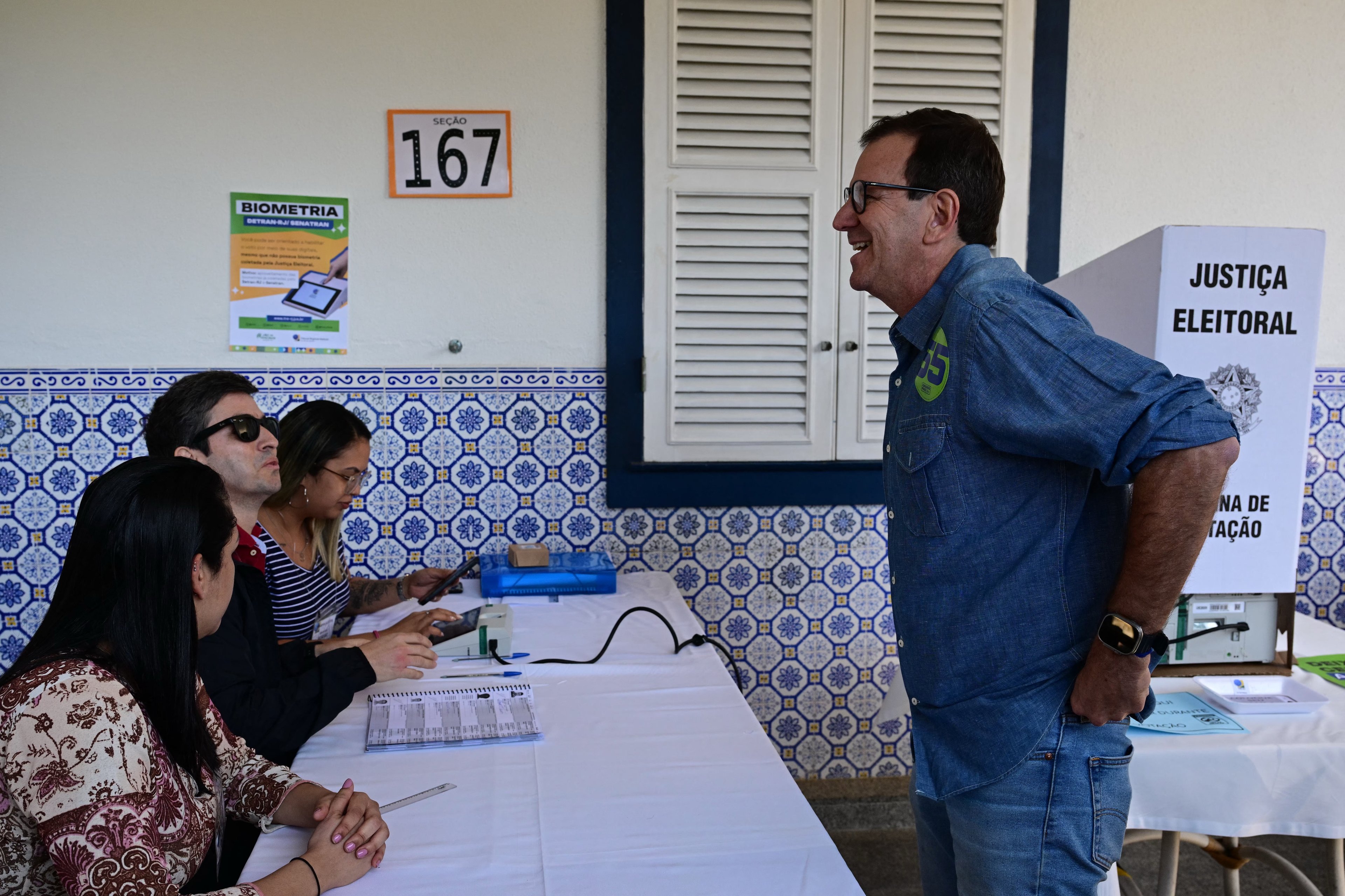 Rio de Janeiro city mayor and candidate for re-election Eduardo Paes (R), of the Social Democratico party (PSD) smiles on arrival to vote during the municipal elections first round, in Rio de Janeiro, Brazil, on October 6, 2024. Brazilians go to the polls Sunday to elect mayors and councillors in more than 5,500 cities after a vitriolic, sometimes violent campaign two years after presidential elections that polarized Latin America's biggest country. (Photo by PABLO PORCIUNCULA / AFP)