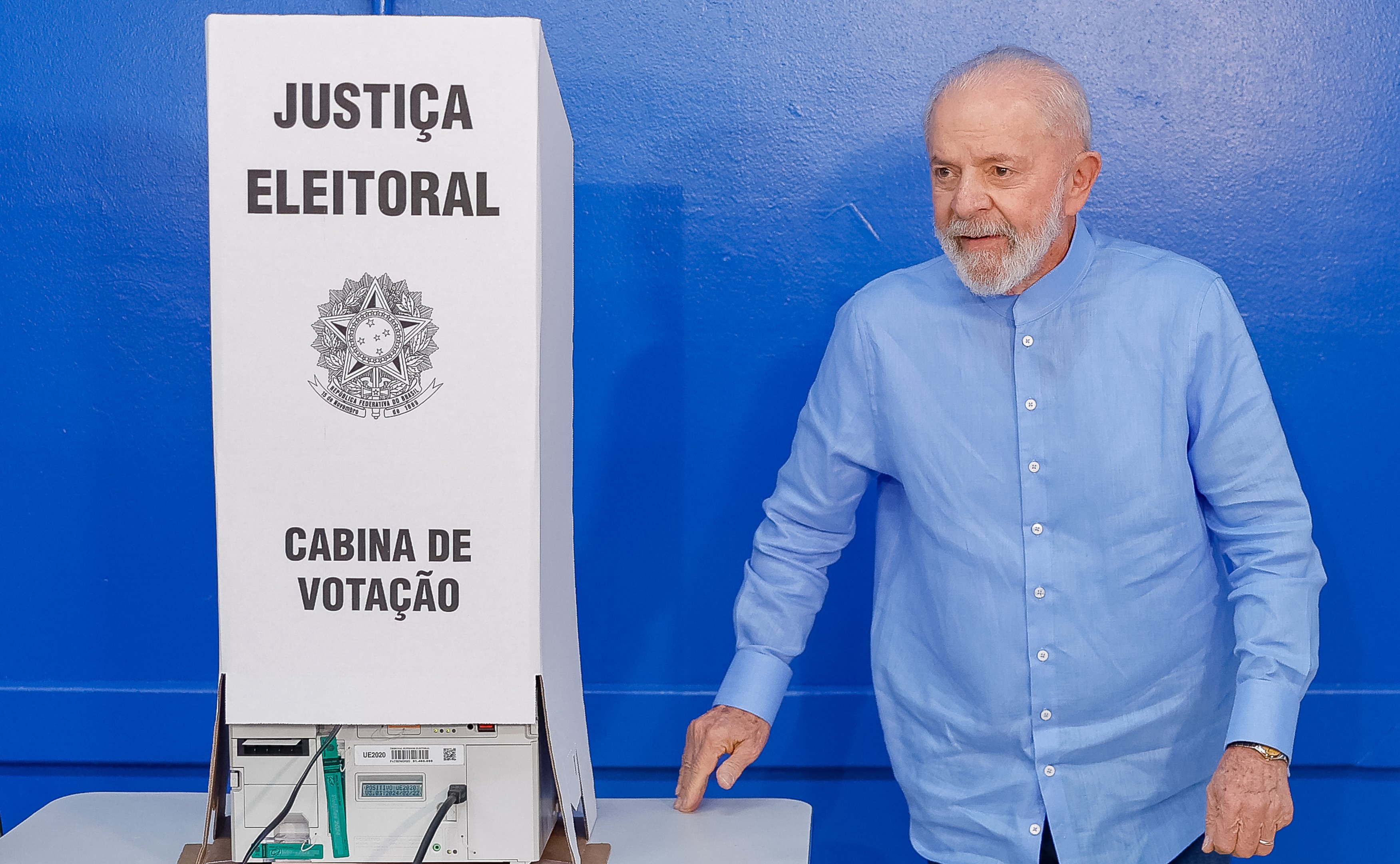 This handout picture released by the Brazilian Presidency press office shows Brazilian President Luiz Inacio Lula da Silva after casting his vote during the municipal elections first round, in Sao Paulo, Brazil, on October 6, 2024. Brazilians go to the polls Sunday to elect mayors and councillors in more than 5,500 cities after a vitriolic, sometimes violent campaign two years after presidential elections that polarized Latin America's biggest country. (Photo by Ricardo STUCKERT / Brazilian Presidency / AFP) / RESTRICTED TO EDITORIAL USE - MANDATORY CREDIT 'AFP PHOTO / BRAZIL'S PRESIDENCY PRESS OFFICE - Ricardo STUCKERT' - NO MARKETING - NO ADVERTISING CAMPAIGNS - DISTRIBUTED AS A SERVICE TO CLIENTS