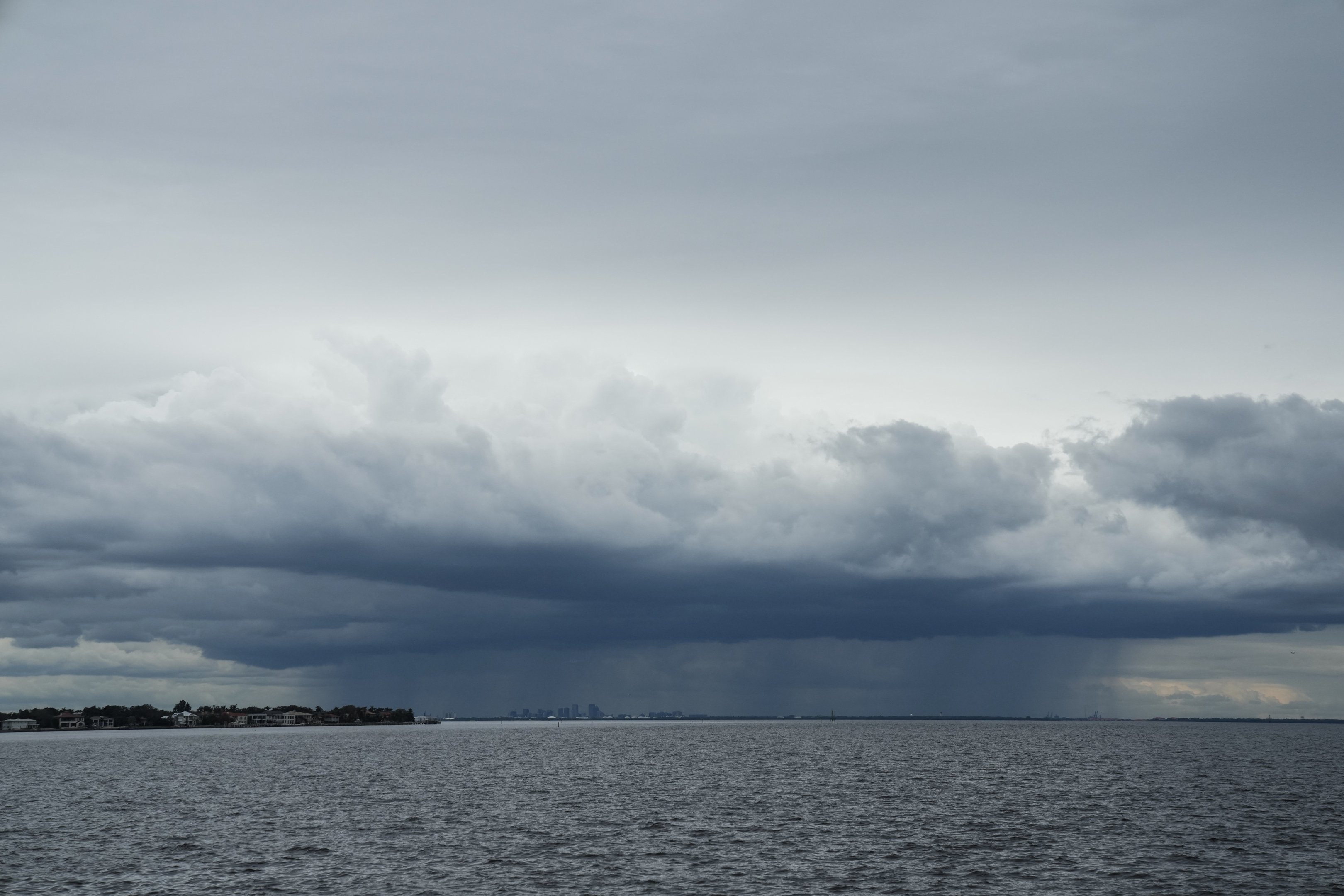 Uma tempestade pode ser vista se movendo sobre Tampa à distância de St. Petersburg, Flórida, antes do furacão Milton chegar à costa no meio desta semana, em 8 de outubro de 2024. A Flórida atingida pela tempestade se preparou na terça-feira para um impacto direto do furacão Milton, um sistema climático monstruoso que ameaça causar danos catastróficos e força o presidente Joe Biden a adiar uma grande viagem ao exterior