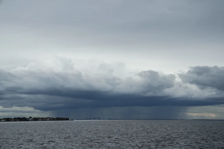 Uma tempestade pode ser vista se movendo sobre Tampa à distância de St. Petersburg, Flórida, antes do furacão Milton chegar à costa no meio desta semana, em 8 de outubro de 2024 (Bryan R. SMITH/AFP)