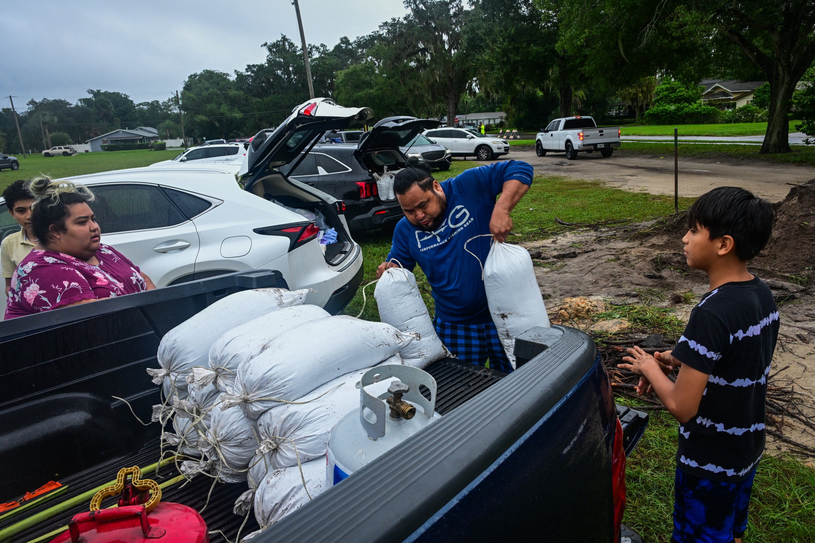 Moradores da área de Apopka enchem sacos para proteger suas casas de possíveis inundações antes da chegada do furacão Milton, em Orlando, Flórida, em 9 de outubro de 2024