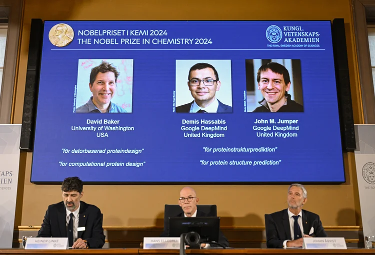 Trio de cientistas que venceu o Nobel de Química de 2024 (Photo by Jonathan NACKSTRAND / AFP))