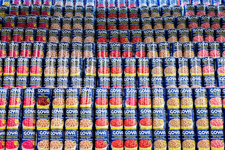 Latas de alimentos em supermercado em Nova York (Charly Triballeau/AFP)