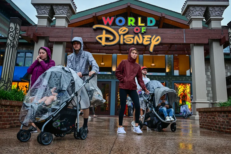 Visitantes no shopping Disney Springs na quarta-feira, 9 (Giorgio Vieira/AFP)