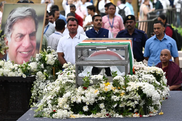 Centenas de pessoas foram ao funeral para prestar as últimas homenagens a Tata (Punit Paranjpe/AFP/AFP)