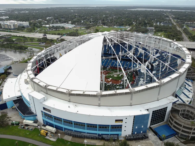 Cobertura do estádio Tropicana Field, levada pelo furacão, em St. Petersburg, Flórida (Bryan Smith/AFP)