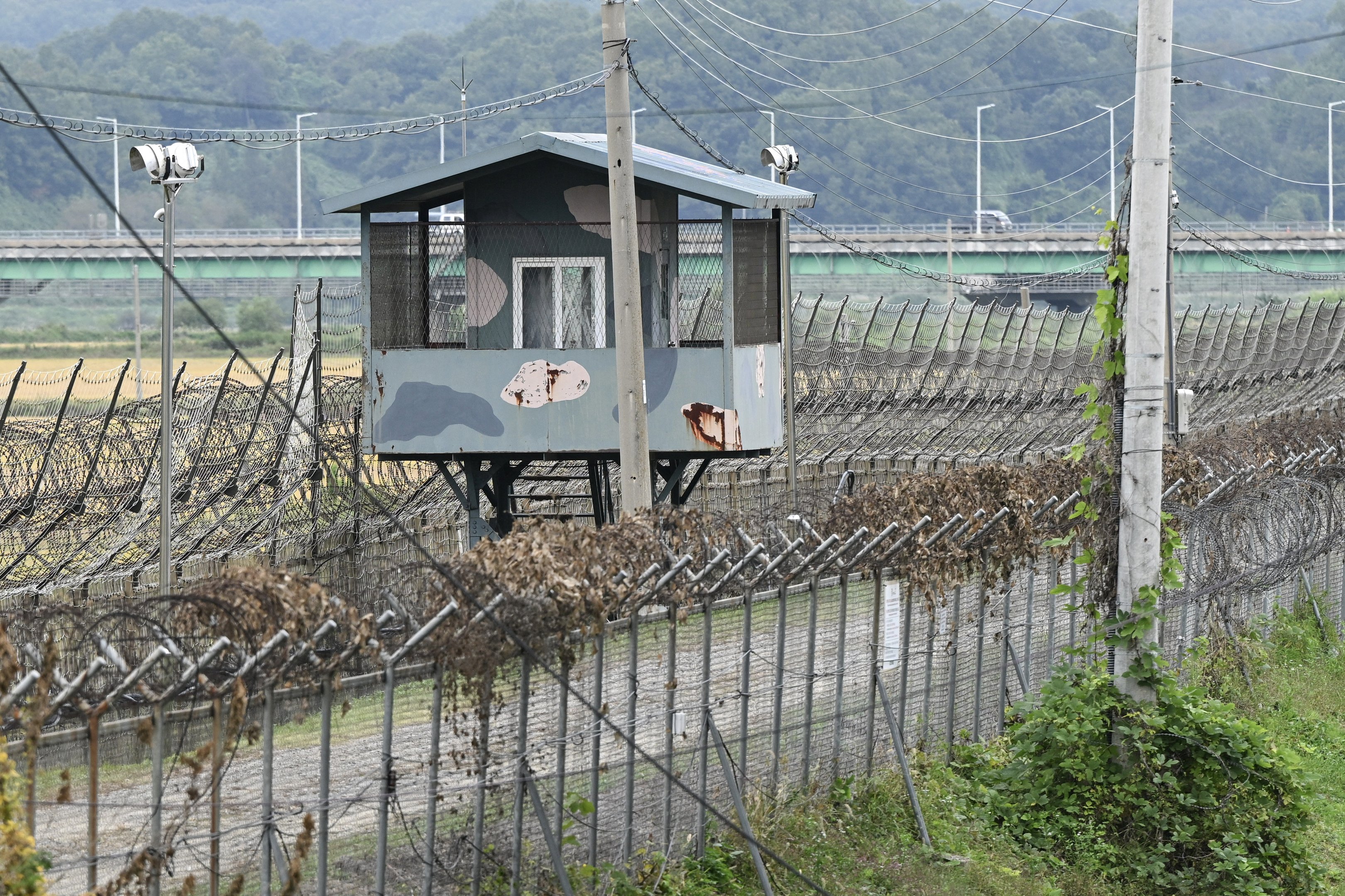 Um posto de guarda militar sul-coreano é visto do parque da paz Imjingak, perto da Zona Desmilitarizada (DMZ), que divide as duas Coreias em Paju, em 14 de outubro de 2024. Os militares da Coreia do Sul disseram em 14 de outubro que estavam 