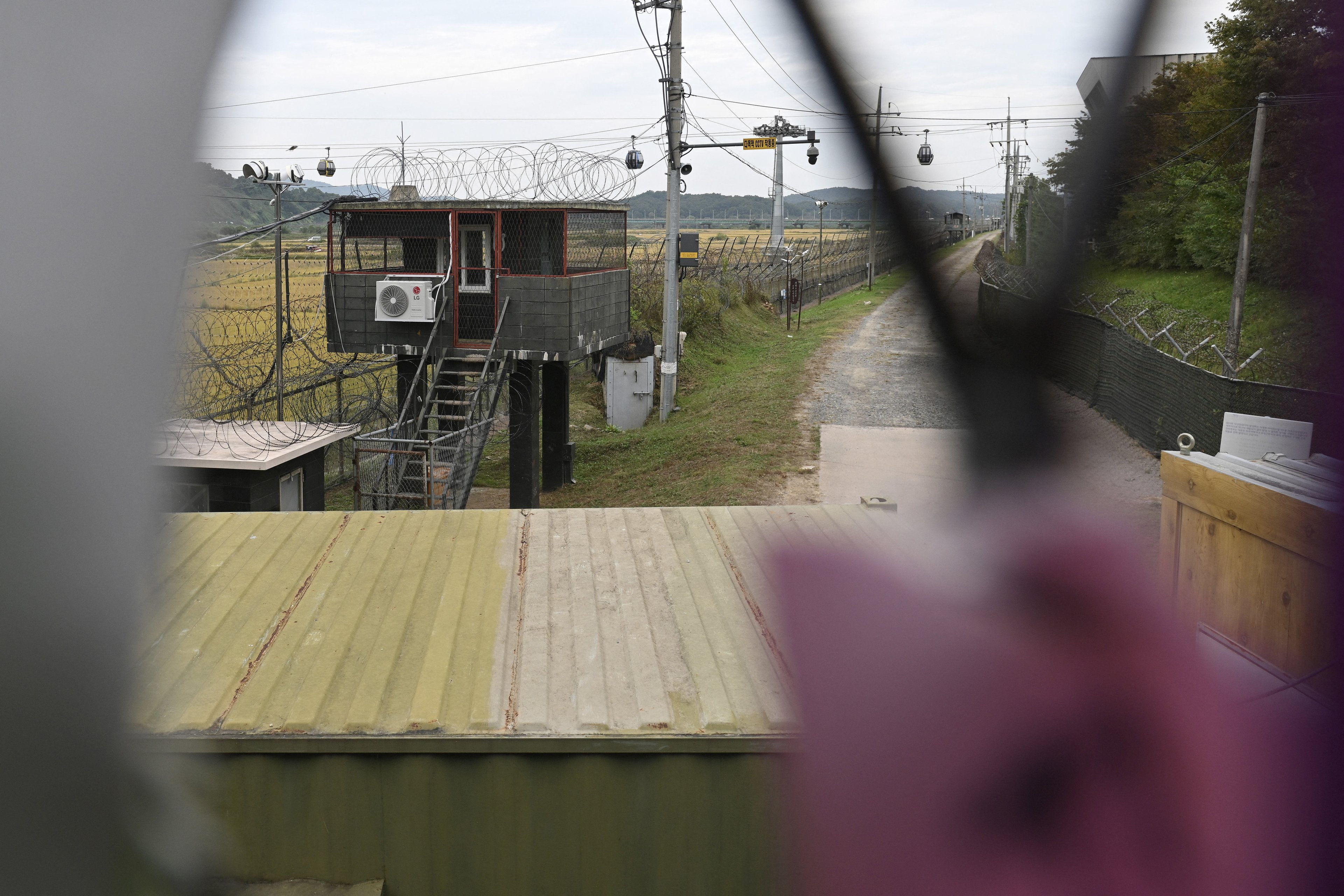 Um posto de guarda militar sul-coreano é visto através de uma cerca militar do parque da paz Imjingak, perto da Zona Desmilitarizada (DMZ), que divide as duas Coreias em Paju, em 14 de outubro de 2024. Os militares da Coreia do Sul disseram em 14 de outubro que estavam "totalmente prontos" para responder depois que a Coreia do Norte ordenou que as tropas na fronteira se preparassem para atirar em uma disputa crescente sobre voos de drones para Pyongyang