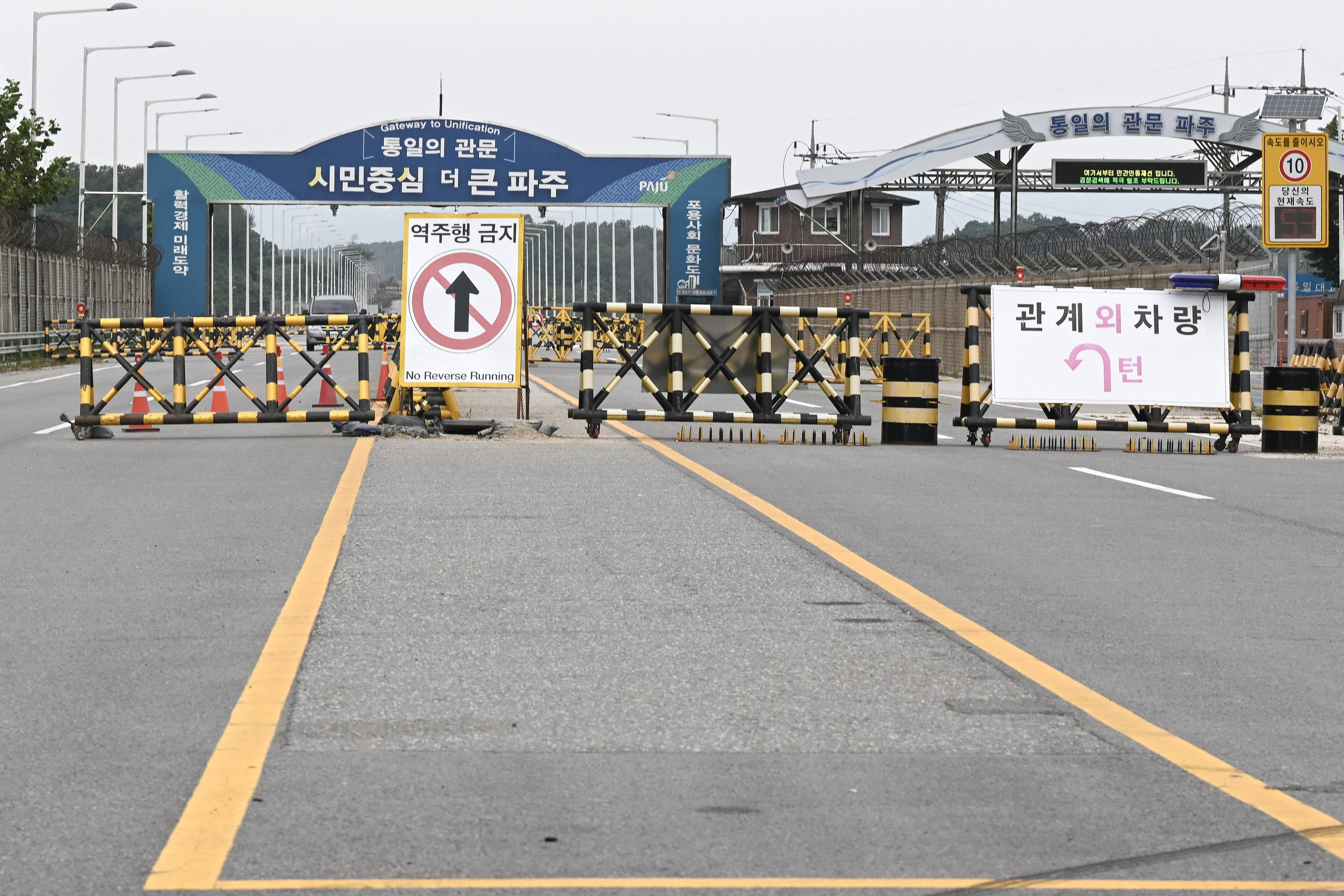 Barricadas são vistas em um posto de controle militar na ponte Tongil, a estrada que leva à cidade de Kaesong, na Coreia do Norte, na cidade fronteiriça de Paju, em 14 de outubro de 2024. Os militares da Coreia do Sul disseram em 14 de outubro que estavam "totalmente prontos" para responder depois que a Coreia do Norte ordenou que as tropas na fronteira se preparassem para atirar em uma disputa crescente sobre voos de drones para Pyongyang.