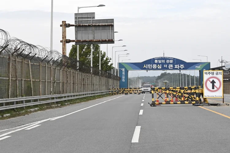 Barricadas são vistas em um posto de controle militar na ponte Tongil, a estrada que leva à cidade de Kaesong, na Coreia do Norte, na cidade fronteiriça de Paju, em 14 de outubro de 2024. Os militares da Coreia do Sul disseram em 14 de outubro que estavam "totalmente prontos" para responder depois que a Coreia do Norte ordenou que as tropas na fronteira se preparassem para atirar em uma disputa crescente sobre voos de drones para Pyongyang. (JUNG YEON-JE/AFP)