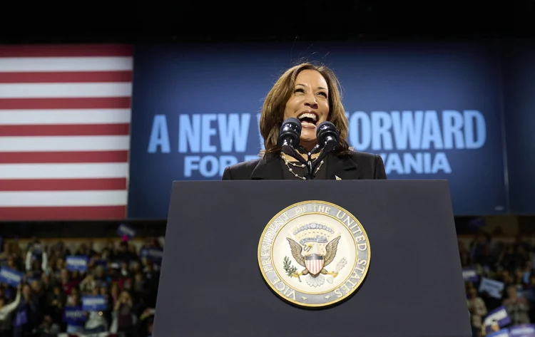 A vice-presidente dos EUA e candidata presidencial democrata Kamala Harris discursa em um evento de campanha na Erie Insurance Arena em Erie, Pensilvânia, em 14 de outubro de 2024 (DUSTIN FRANZ/AFP)