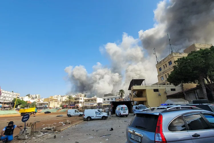 Fumaça sobe durante ataques aéreos israelenses na cidade de Nabatiyeh, no sul do Líbano, em 16 de outubro de 2024. Uma autoridade libanesa disse que Israel realizou 11 ataques aéreos em Nabatiyeh e áreas vizinhas, dias após os ataques destruírem o mercado da cidade do sul (Abbas Fakih/AFP)