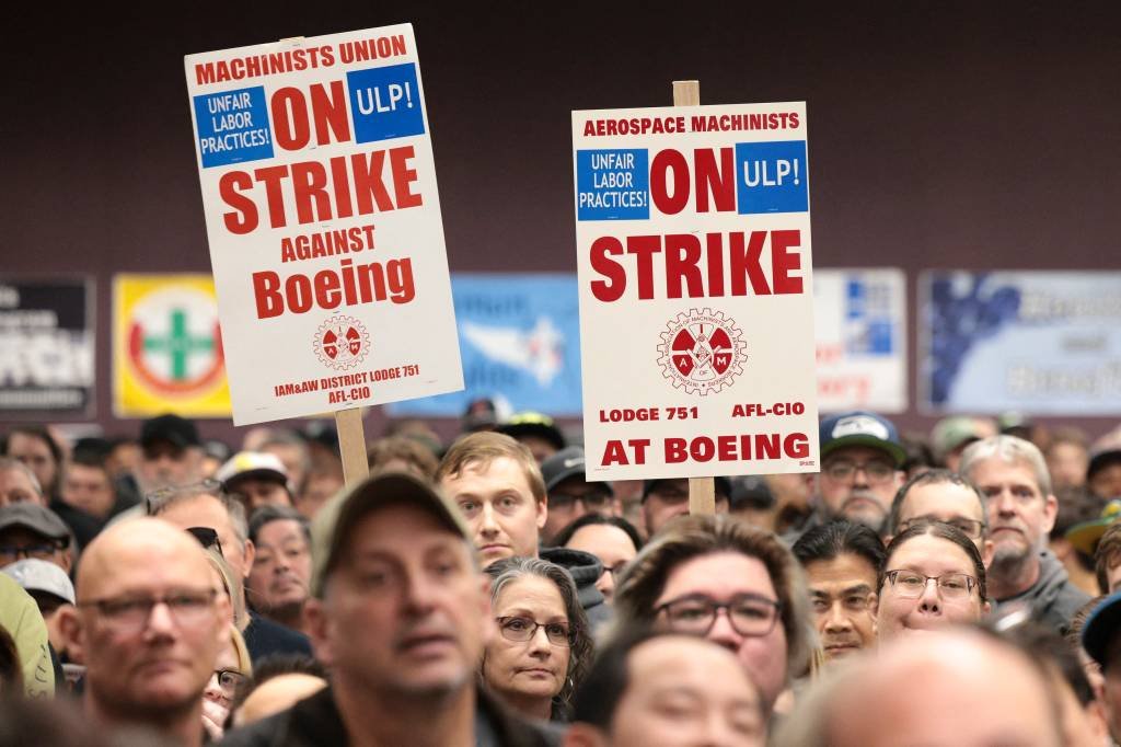 Paralisados desde setembro, trabalhadores da Boeing rejeitam acordo e prorrogam greve, diz sindicato