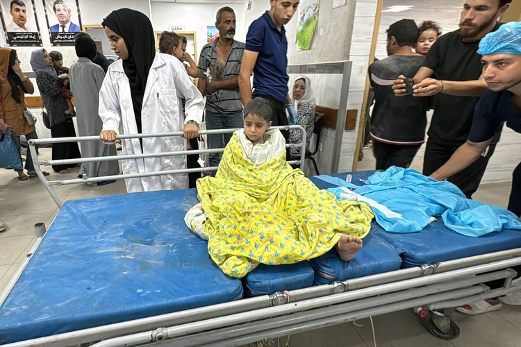 Uma criança palestina recebe tratamento no Hospital Kamal Adwan após um ataque aéreo israelense em Beit Lahia, no norte da Faixa de Gaza, em 19 de outubro de 2024, em meio ao conflito em curso entre Israel e o grupo militante palestino Hamas (Islam AHMED/AFP)