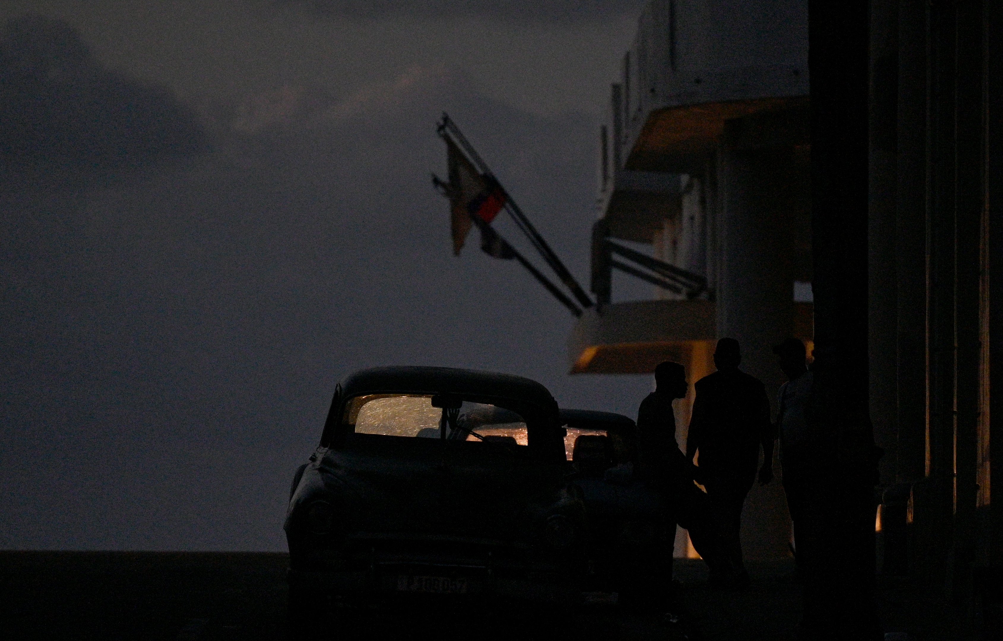 Pessoas esperam na rua durante a terceira noite de um apagão nacional em Havana, em 20 de outubro de 2024. O presidente cubano Miguel Díaz-Canel alertou no domingo que agirá com 