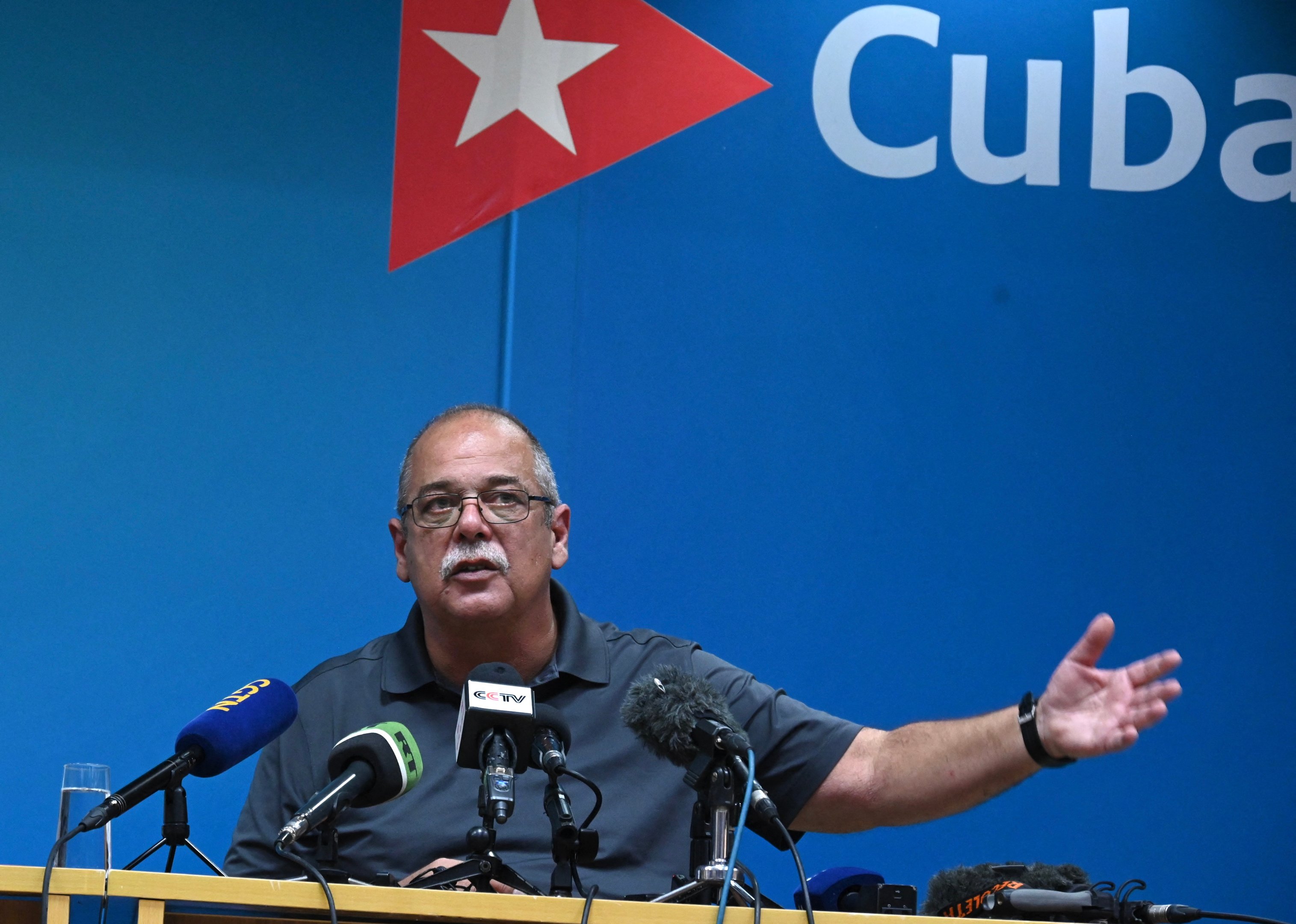 O Ministro de Energia e Minas de Cuba, Vicente de La O Levy, dá uma entrevista coletiva em Havana em 20 de outubro de 2024. O governo de Cuba disse no domingo que o serviço de eletricidade será restaurado na noite de segunda-feira para a maior parte do país atingido por uma enorme queda de energia poucos dias antes da chegada esperada do furacão Oscar