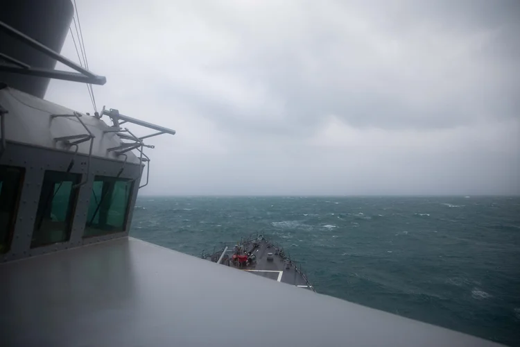 Foto tirada em 20 de outubro de 2024 e divulgada em 21 de outubro pela Marinha dos EUA mostra o destróier de mísseis guiados da classe Arleigh Burke USS Higgins (DDG-76) navegando no Estreito de Taiwan. Um navio de guerra dos EUA e um canadense passaram pelas águas que separam Taiwan e a China, uma semana após Pequim realizar exercícios militares em larga escala na passagem sensível (Trevor Hale / Marinha dos EUA/AFP)