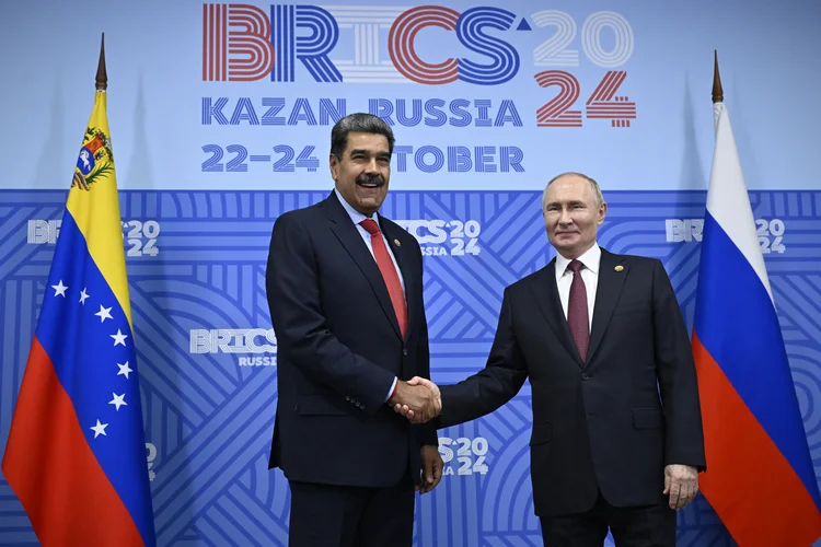 O presidente da Rússia, Vladimir Putin, se reúne com o presidente da Venezuela, Nicolás Maduro, à margem da cúpula do BRICS em Kazan, em 23 de outubro de 2024 (Alexander NEMENOV/AFP)