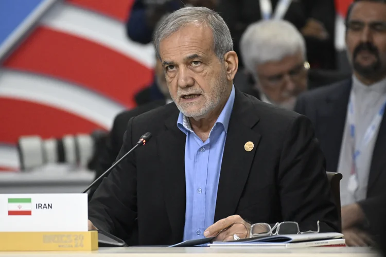 O presidente do Irã, Masoud Pezeshkian, participa da reunião de formato estendido da cúpula do BRICS em Kazan em 23 de outubro de 2024 (Alexander NEMENOV/AFP)