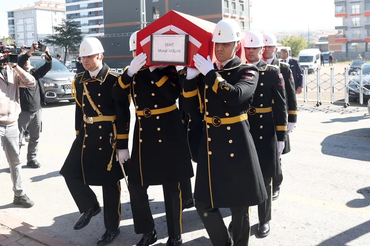 Guardas de honra militares turcos carregam o caixão do taxista Murat Arslan durante seu funeral, um dia após sua morte em um ataque a bomba no prédio estatal Turkish Aerospace Industries (TAI) (Adem ALTAN/AFP)