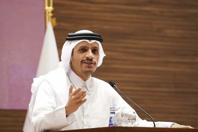 O primeiro-ministro e ministro das Relações Exteriores do Catar, Sheikh Mohammed bin Abdulrahman bin Jassim al-Thani, fala durante uma entrevista coletiva conjunta com o secretário de Estado dos EUA em Doha, em 24 de outubro de 2024 (Nathan Howard/AFP)