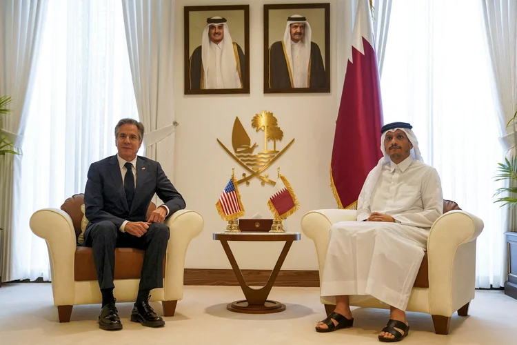 O primeiro-ministro e ministro das Relações Exteriores do Catar, Sheikh Mohammed bin Abdulrahman bin Jassim al-Thani, recebe o secretário de Estado dos EUA, Antony Blinken, em Doha, em 24 de outubro de 2024 (Nathan Howard/AFP)