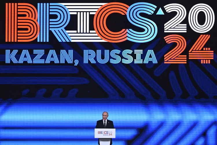 O presidente da Rússia, Vladimir Putin, faz um discurso durante uma recepção festiva da cúpula do BRICS em Kazan em 23 de outubro de 2024 (Alexander NEMENOV/EFE)