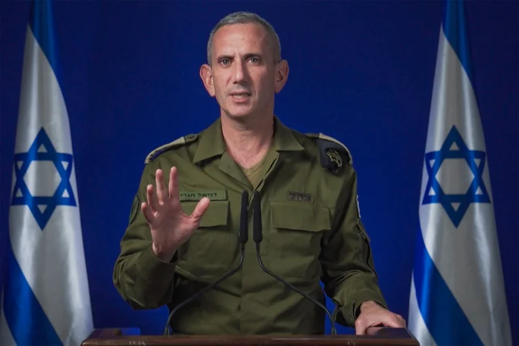 Esta captura de tela retirada de um vídeo divulgado pelo exército israelense em 26 de outubro de 2024 mostra o porta-voz militar Contra-Almirante Daniel Hagari pedindo ao povo israelense que esteja "alerta e vigilante" enquanto realiza ataques contra alvos militares no Irã.  (AFP/AFP)