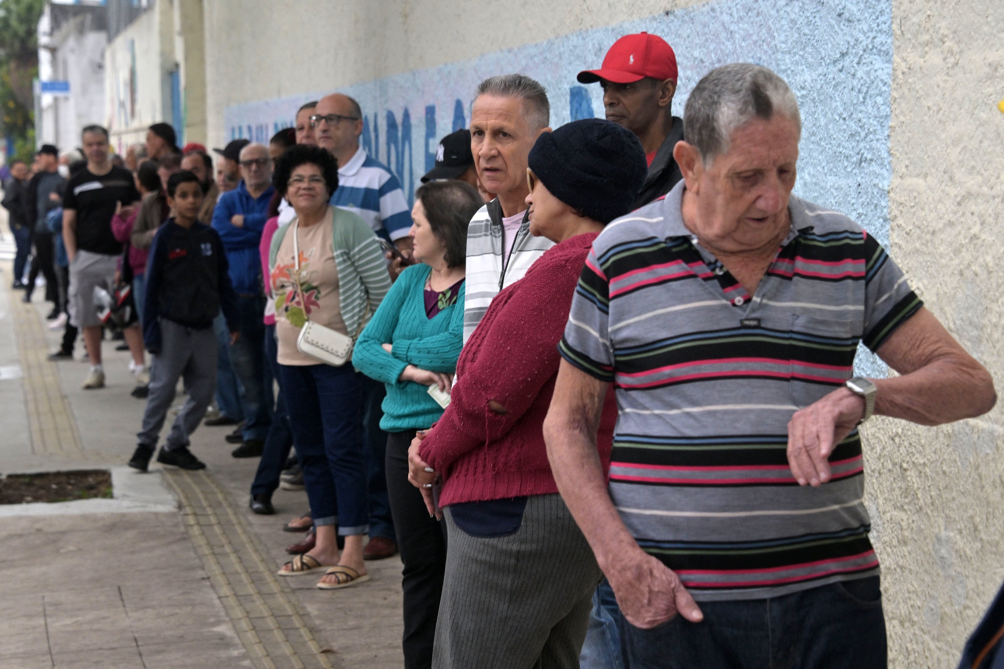 Pessoas fazem fila para votar em São Paulo