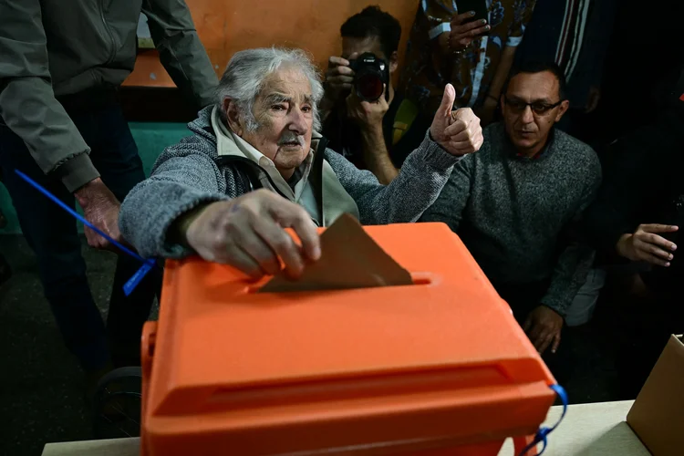 Mujica vota em eleições no Uruguai (Pablo Porciuncula/AFP Photo)