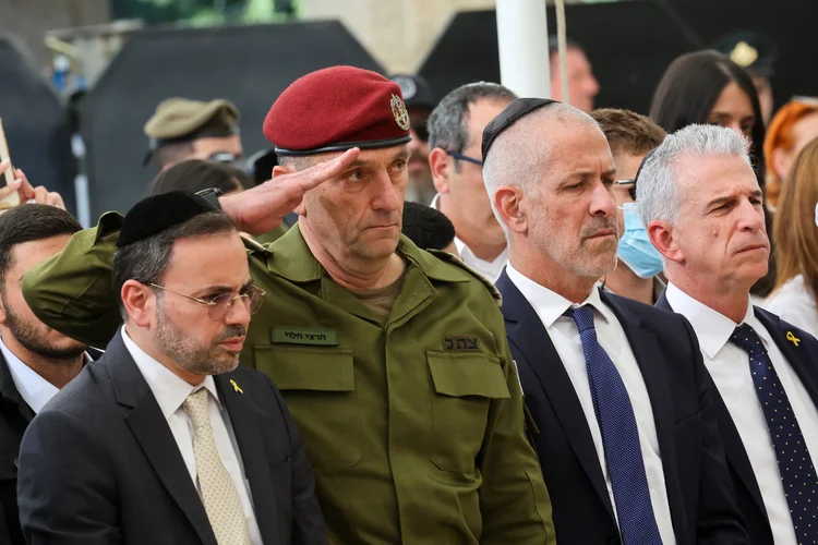 O Chefe do Estado-Maior General, Tenente-General Herzi Halevi (C), o Diretor da Agência de Segurança Ronen Bar (C-D) e o Chefe do Mossad de Israel, David Barnea (D)  (GIL COHEN-MAGEN/AFP)