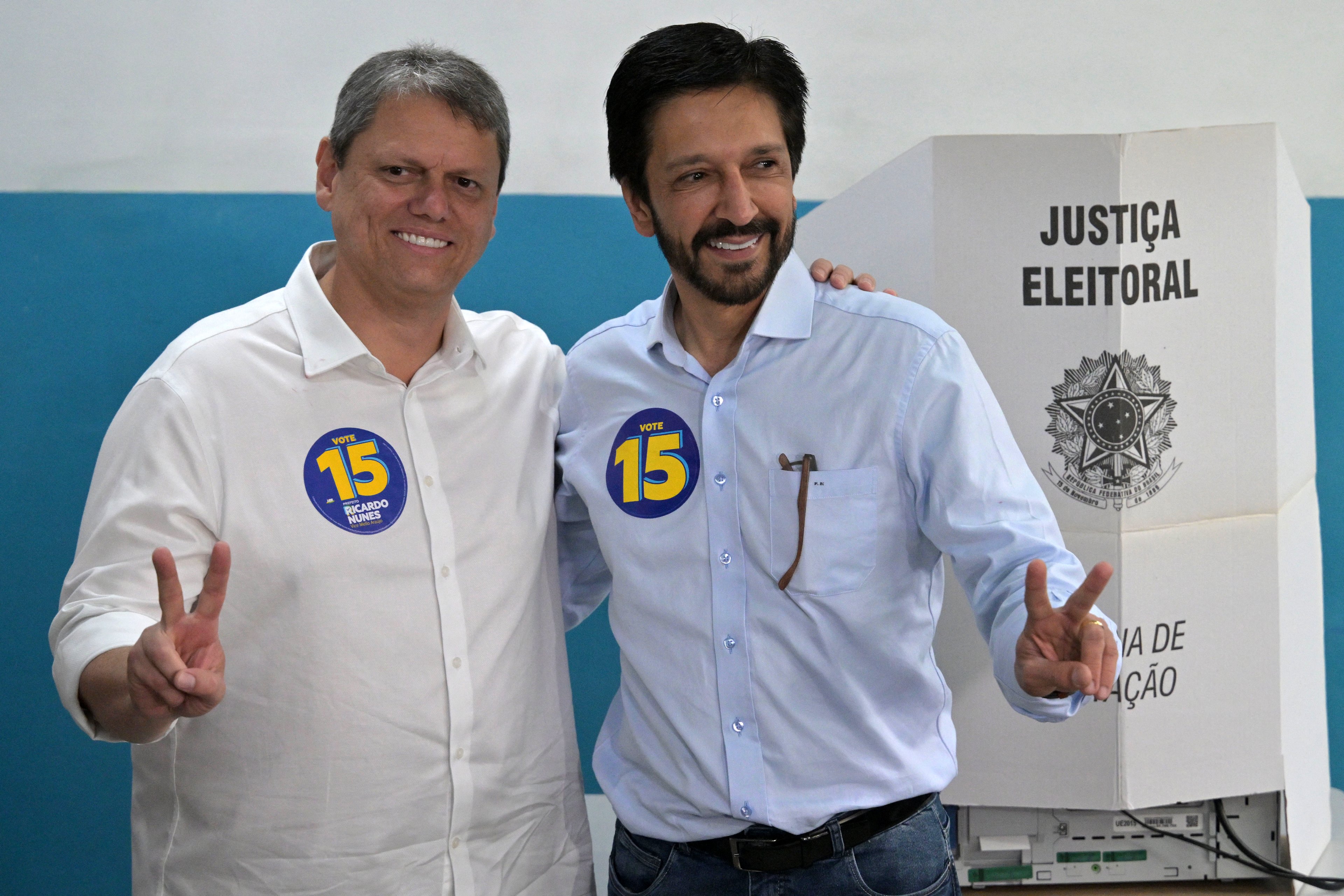 Ricardo Nunes e o governador Tarcísio de Freitas durante votação do 2º turno  (Photo by Nelson ALMEIDA / AFP)