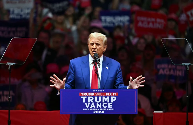 O ex-presidente dos EUA e candidato presidencial republicano Donald Trump fala durante um comício de campanha no Madison Square Garden, em Nova York, 27 de outubro de 2024 (ANGELA WEISS/AFP)