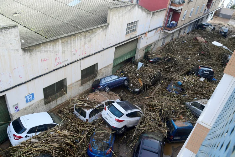 Uma foto tirada em Picanya, perto de Valência, leste da Espanha, em 30 de outubro de 2024, mostra carros empilhados em uma rua após enchentes. As inundações provocadas por chuvas torrenciais na região de Valência, no leste da Espanha, deixaram 51 mortos, informaram serviços de resgate em 30 de outubro. ( Jose Jordan/AFP)