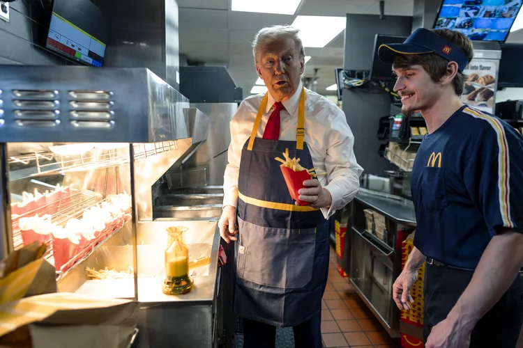 Trump acena a apoiadores durante 'turno' de trabalho em um McDonald’s na Pensilvânia (Doug Mills/AFP)