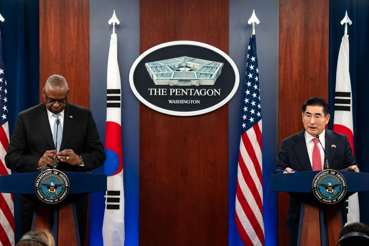 O Secretário de Defesa dos EUA Lloyd Austin e o Ministro da Defesa da Coreia do Sul Kim Yong Hyun participam de uma coletiva de imprensa no Pentágono em 30 de outubro de 2024 em Arlington, Virgínia (Kent Nishimura/AFP)