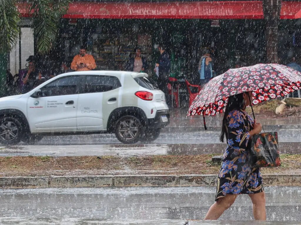 Chuvas intensas devem atingir estados em todas as regiões do país nesta sexta; veja previsão