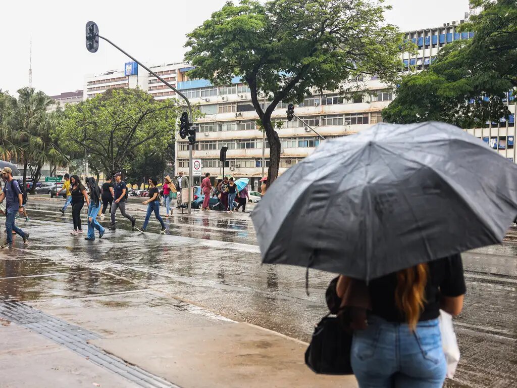 Inmet emite alerta de 'perigo' para chuvas intensas em 17 estados nesta sexta; veja previsão