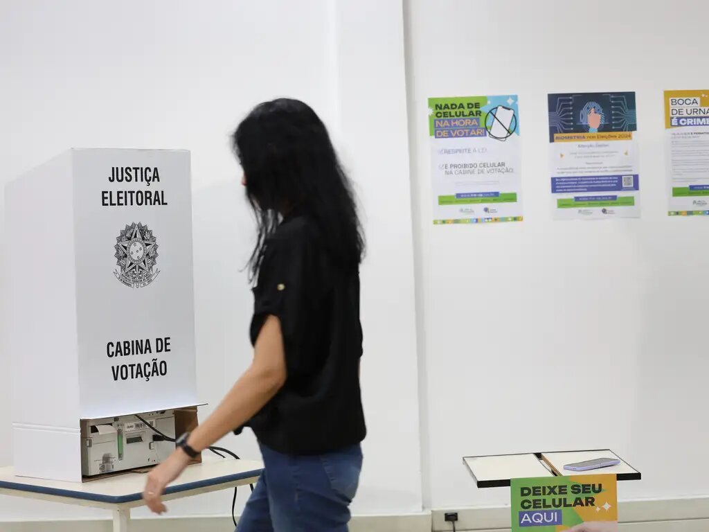 Eleições 2024: por que fotografar e filmar o voto é crime