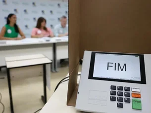 O que acontece se o eleitor ainda estiver na fila para votar às 17h