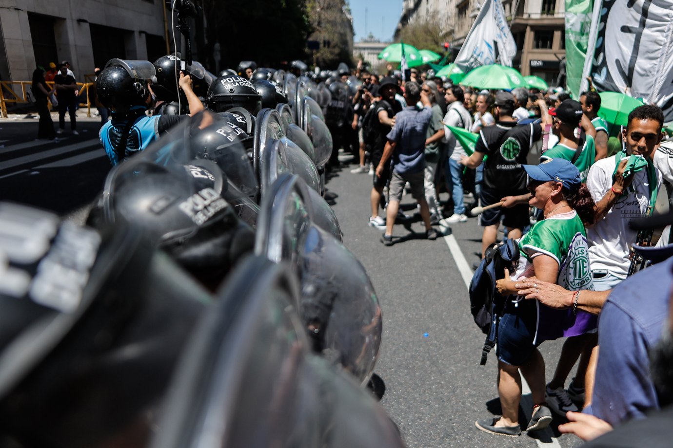 Um grupo de pessoas enfrenta a Polícia durante uma marcha de membros da Associação dos Trabalhadores do Estado (ATE), nesta terça-feira, em Buenos Aires (Argentina). Os funcionários públicos na Argentina iniciaram uma greve de 36 horas com uma marcha do Obelisco de Buenos Aires até o Ministério da Desregulamentação e Transformação do Estado para protestar contra os baixos salários, demissões e políticas de cortes levadas a cabo pelo governo de Javier Milei