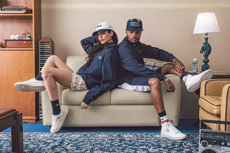 A FILA e a New Era somam 215 anos de história em moda esportiva e se uniram para lançar a coleção "Fit The Game" (Fila/Divulgação)