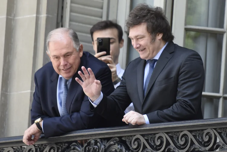 Javier Milei, junto com Gerardo Werthein, de uma varanda do Palácio San Martín, na sede da Chancelaria Argentina, em Buenos Aires em dezembro de 2023 (Matías Campaya/EFE)