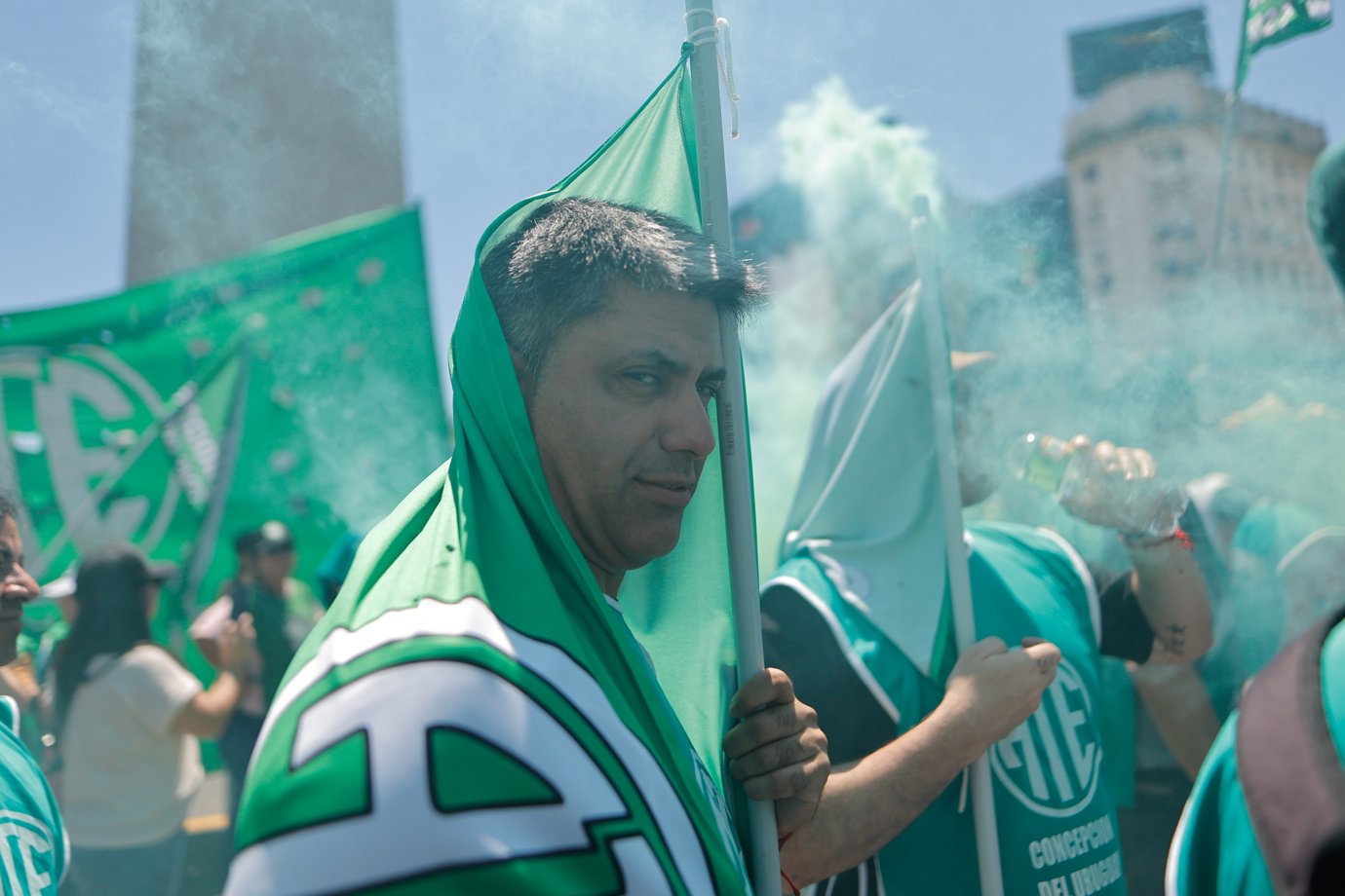 Membros da Associação dos Trabalhadores do Estado (ATE), participam de greve, nesta terça-feira, em Buenos Aires (Argentina). Os funcionários públicos na Argentina iniciaram uma greve de 36 horas com uma marcha do Obelisco de Buenos Aires até o Ministério da Desregulamentação e Transformação do Estado para protestar contra os baixos salários, demissões e políticas de cortes levadas a cabo pelo governo de Javier Milei