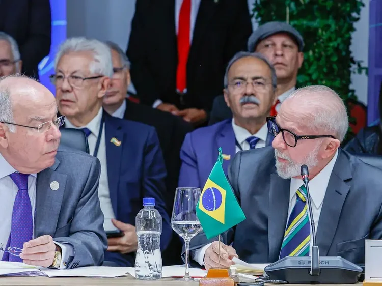 Ministro das Relações Exteriores, Mauro Vieira, à esquerda, com o presidente Lula, à direita (Ricardo Stuckert/Agência Brasil)