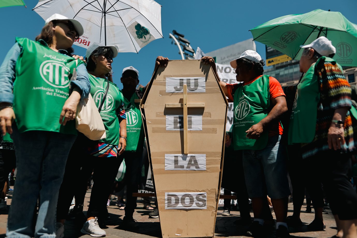 Membros da Associação dos Trabalhadores do Estado (ATE), participam de greve, nesta terça-feira, em Buenos Aires (Argentina). Os funcionários públicos na Argentina iniciaram uma greve de 36 horas com uma marcha do Obelisco de Buenos Aires até o Ministério da Desregulamentação e Transformação do Estado para protestar contra os baixos salários, demissões e políticas de cortes levadas a cabo pelo governo de Javier Milei