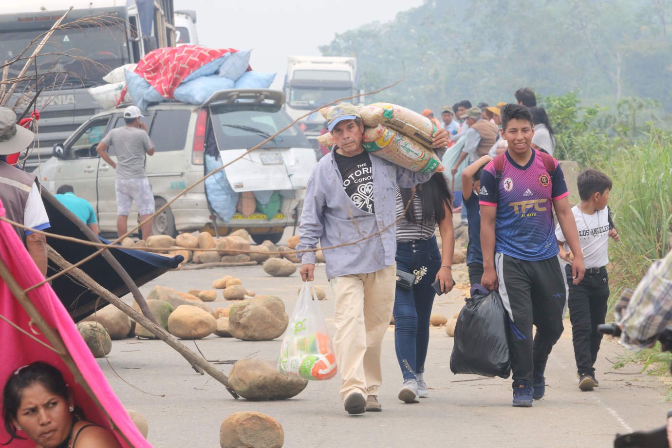 Pessoas caminham por uma estrada com escombros durante um bloqueio instalado por seguidores do ex-presidente Evo Morales (2006-2019) nesta segunda-feira em Puente Ichilo, na fronteira entre Santa Cruz e Cochabamba (Bolívia). Os setores sociais ligados ao ex-presidente da Bolívia Evo Morales (2006-2019) instalaram nesta segunda-feira três pontos de bloqueio em estradas do centro do país em defesa do líder do partido governista contra a convocação para depor perante o Ministério Público por um caso de suposto tráfico de pessoas e estupro.