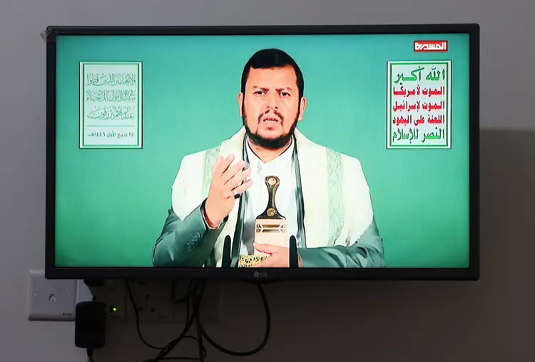 O líder dos Houthis, Abdul-Malik al-Houthi, faz um discurso televisionado sobre a morte do líder do Hezbollah, Hassan Nasrallah, em Sana'a, Iêmen, em 28 de setembro de 2024 (EFE)