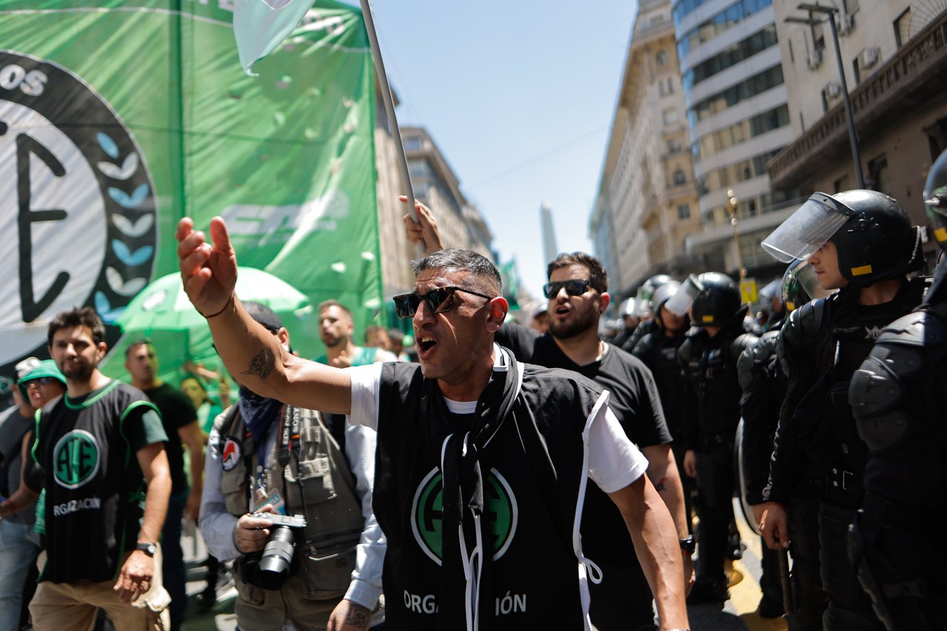 Membros da Asociación Trabajadores del Estado (ATE), participaram de uma briga, neste dia, em Buenos Aires (Argentina). Funcionários públicos da Argentina iniciaram uma jornada de 36 horas com uma marcha do Obelisco de Buenos Aires até o Ministério de Desregulamentação e Transformação do Estado para protestar contra os baixos salários, despidos e políticas de recrutamento levantadas ao chefe do Governo de Javier Milei